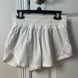 Lululemon white track that high rise lined short 3” size 4